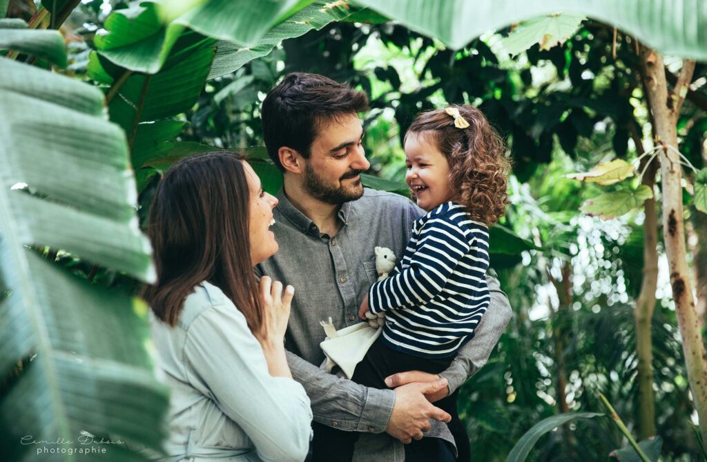 Photographe famille parents et enfants dans une jungle à Tours