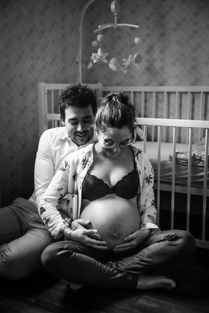 photographe grossesse à domicile dans chambre bébé à Poitiers en France
