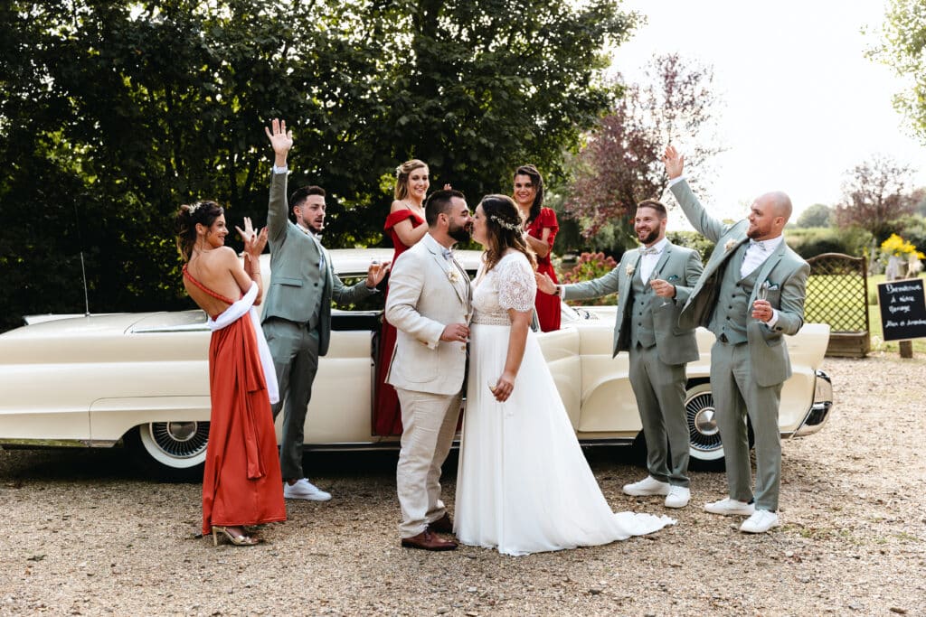 photos de groupe à un mariage en Indre et Loire avec belle voiture