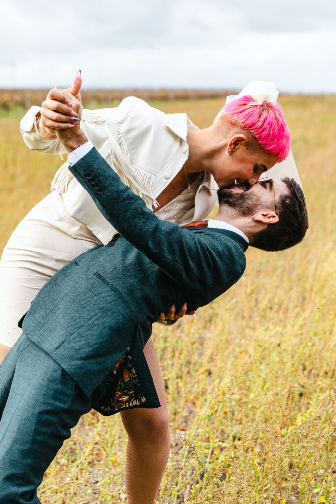 deux amoureux s'embrassent lors de leur mariage photo de mariage