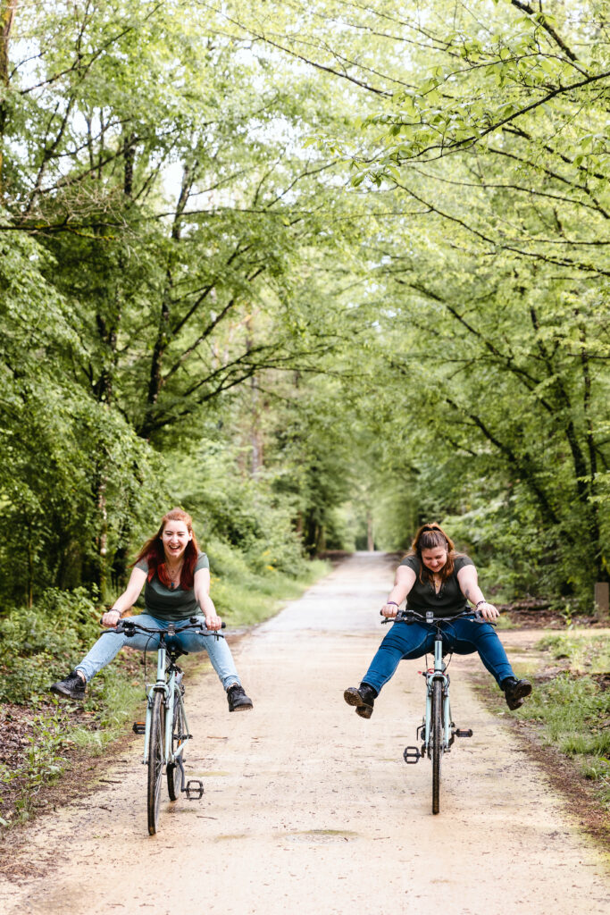 photo de famille deux soeurs sur leur vélo dans la forêt à Tours par Camille Dubois Photographe photographe professionnelle à Tours