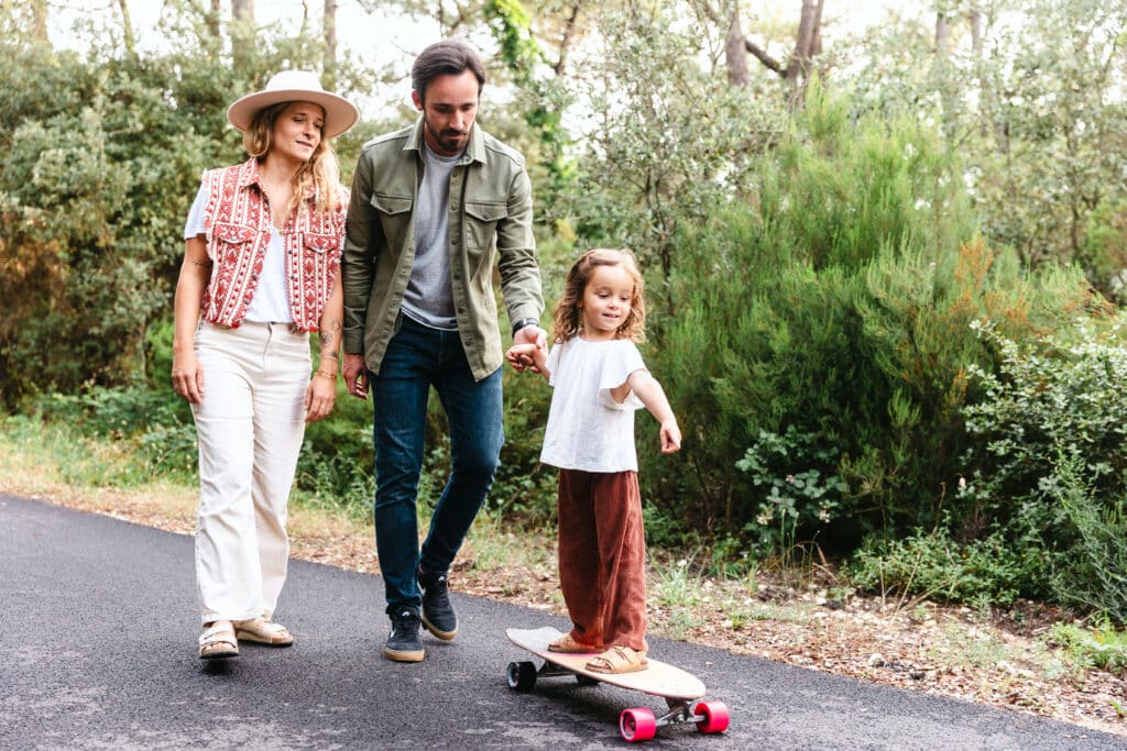 photographe de famille à Tours en indre et Loire photo de famille life style petite fille sur skate avec ses parents