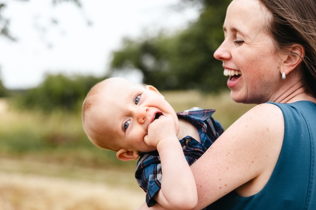 photographie de famille d'une maman et son petit dans les bras à Tours en Indre-et-Loire