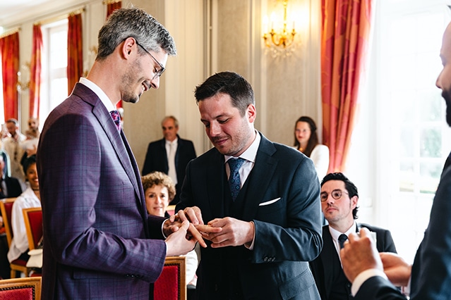 hommes qui se marient à la mairie de Saint-cyr-sur-Loire