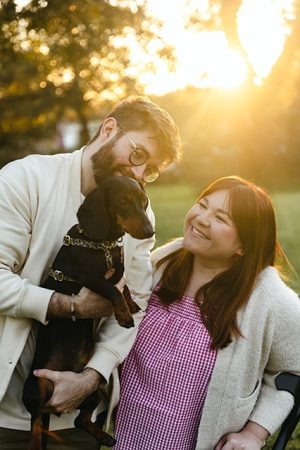 photo de couple et d'un chien au coucher de soleil à Tours en Indre et Loire