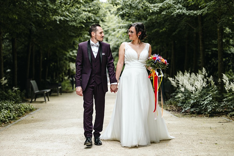 deux mariés au parc de la perraudire à saint-cyr-sur-loire photographié par Camille Dubois, photographe professionnelle spécialisée dans le mariage à Tours
