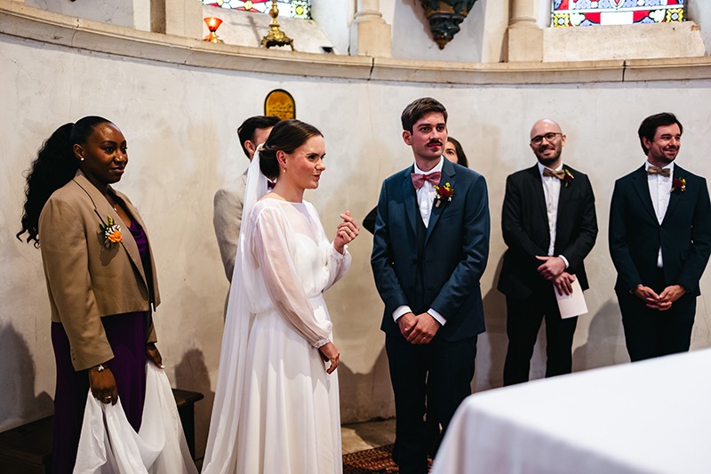 les mariés et les témoins après la signature des registres à l'église photographié par Camille Dubois photographe en région centre 