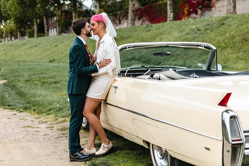 deux mariés posant pour leur photo de couple de mariage dans le Loir-et-Cher près de Mer par Camille Dubois Photographe de mariage en région centre