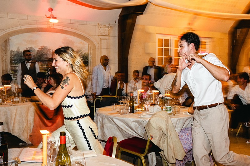 Photo de soirée de mariage avec deux invités pour le jeux des 12 mois photographié par Camille Dubois, photographe de mariage à Tours