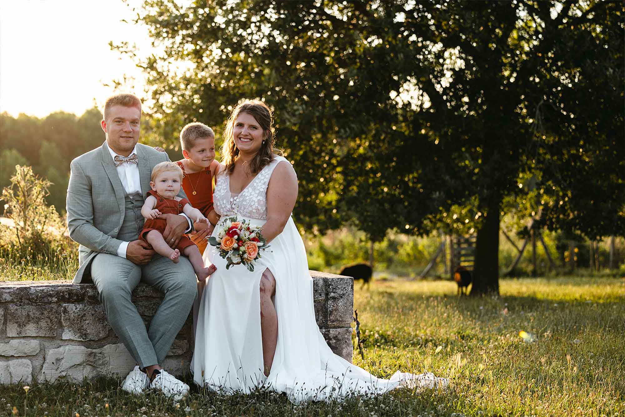 Photo jeunes mariés et leurs enfants